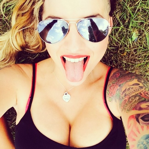 insta-extreme:  @_skullblondie