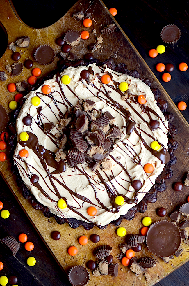 sweetoothgirl:    Reese’s Peanut Butter Brownie Pie   