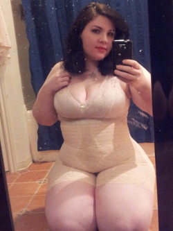 pearhub:  More like this: #bbw #selfie #wide