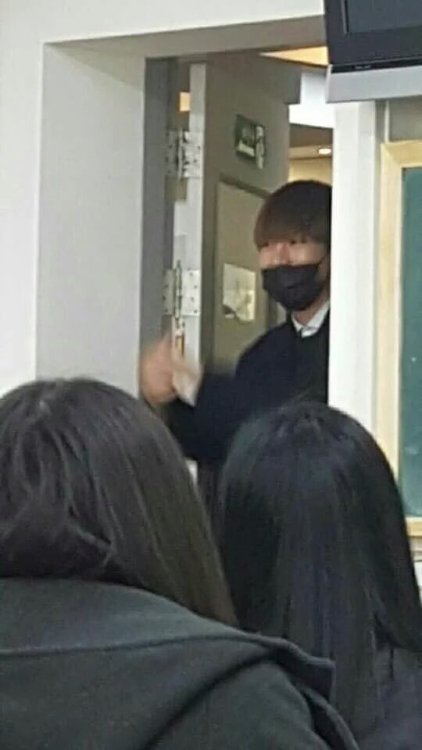 porcupine315:160304 Taehyung went back to visit his highschool today!!! He looks so happy and cute a