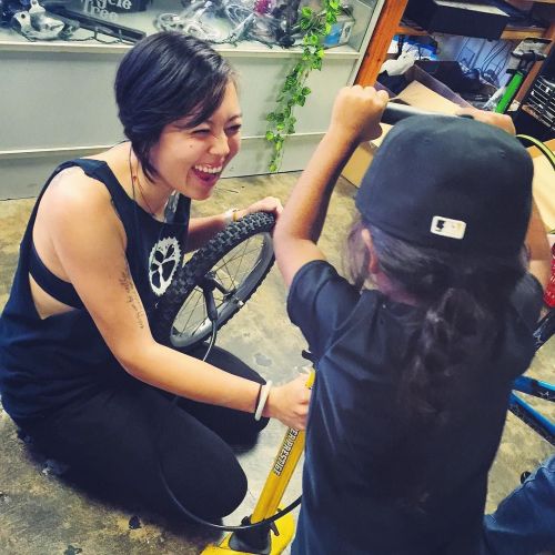 thebicycletree:Volunteer Julie encouraging a future master mechanic. #BikeRepair #BikeEducation via 