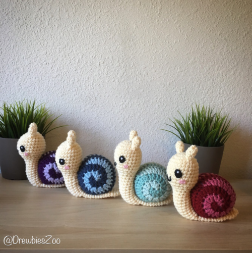 drewbieszoo: I love doing the 2-Color spirals on these snail shells! They may be snails, but they go
