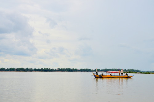 DAYS 45-46 KRATIE, CAMBODIA IN SEARCH OF THE IRRAWADY DOLPHIN It was the crack of dawn when I set ou