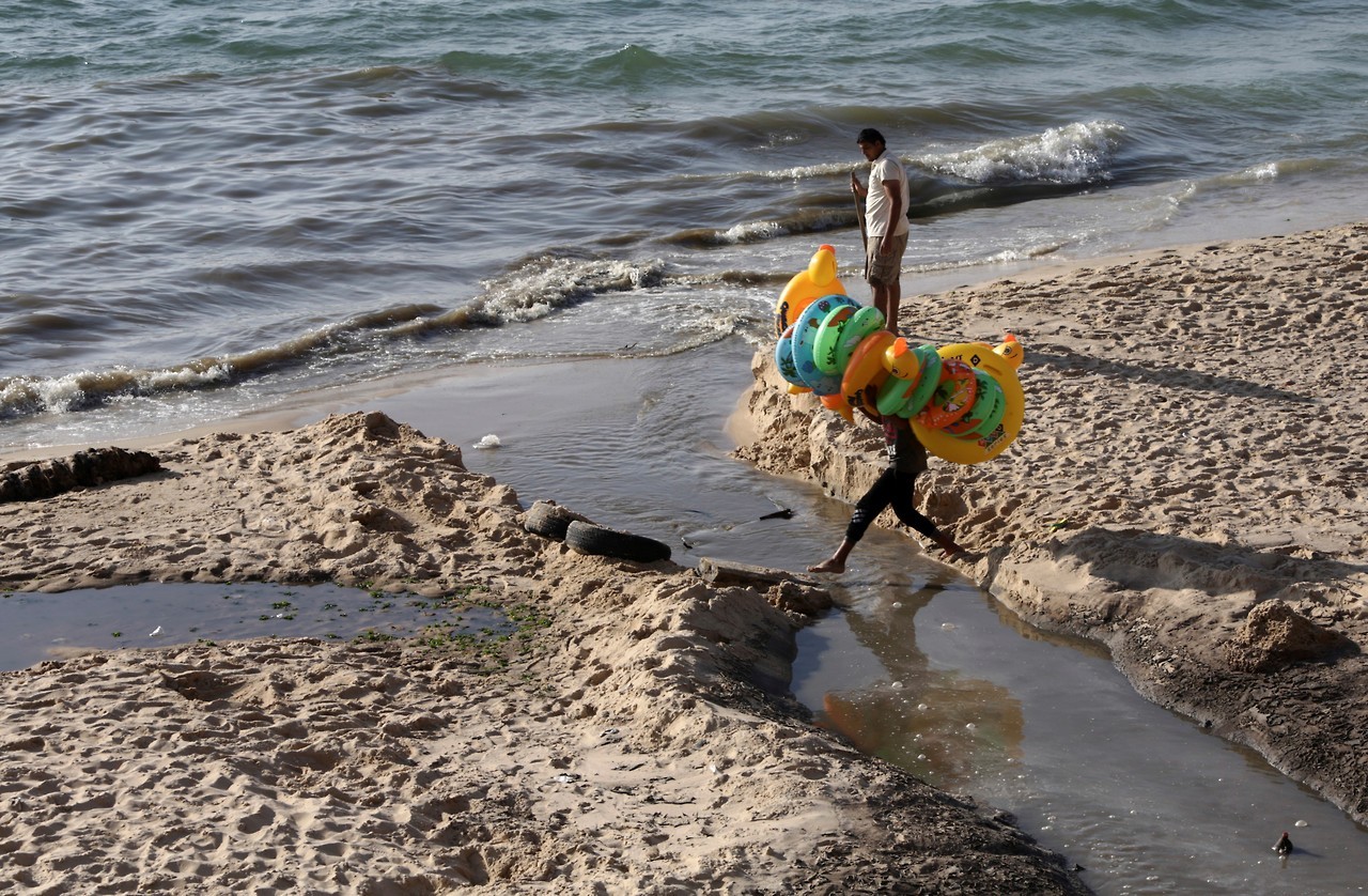 PLAYA Y CONTAMINACIÓN EN GAZA. La Autoridad para la Calidad del Medioambiente palestina ha dicho que la contaminación del agua del mar ha llegado al 50% por la mala calidad del proceso de tratamiento del agua residual que obliga a verter el agua no...