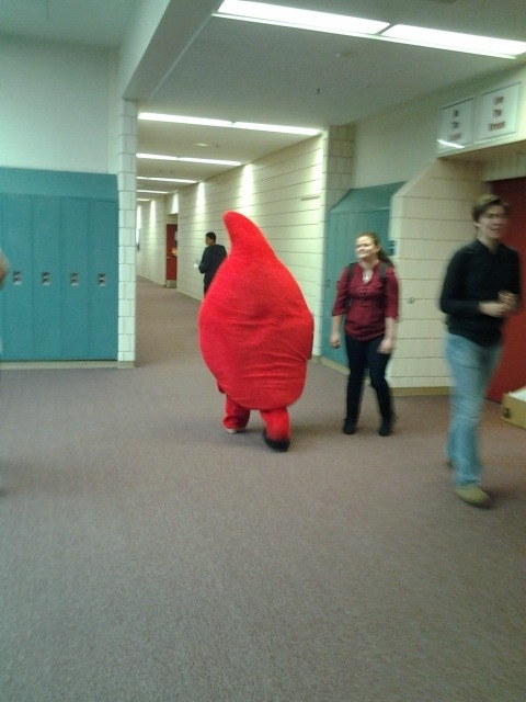conshitawurst:  razzledazzy:  razzledazzy:  WHAT  IS GOING ON IN MY SCHOOL I JUST SAW A PERSON DRESSED AS A DROP OF HOTSAUCE     beyoncé’s impact 