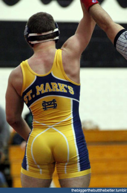 2manykinks:  That fine wrestler ass!  Mmmf.