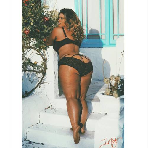 londonandrews:  Summer days… Photo by @i.mays #effyourbeautystandards #honormycurves #beinyourskin #plusisequal #summertime #thelivingiseasy #besttanever