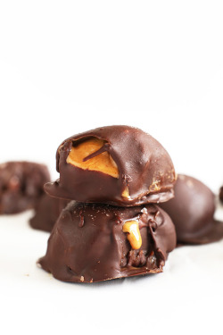 vegan-yums:  5 Ingredient Salted Caramel