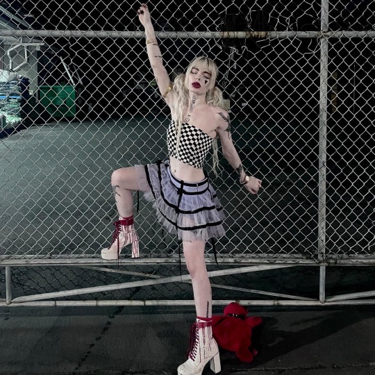 bijouviolet:🤍🎪just a clown prowlin da town 🎪🤍