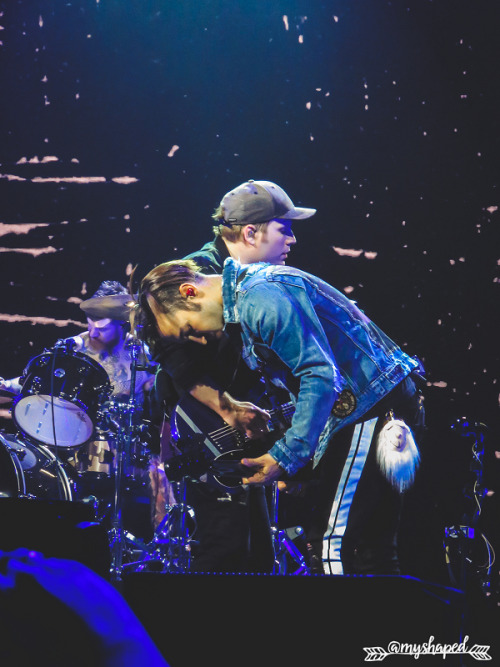 amyshaped:Pete Wentz & Patrick Stump doing the thing™ - M A N I A  tour - Dallas, TX 11.08.2017p