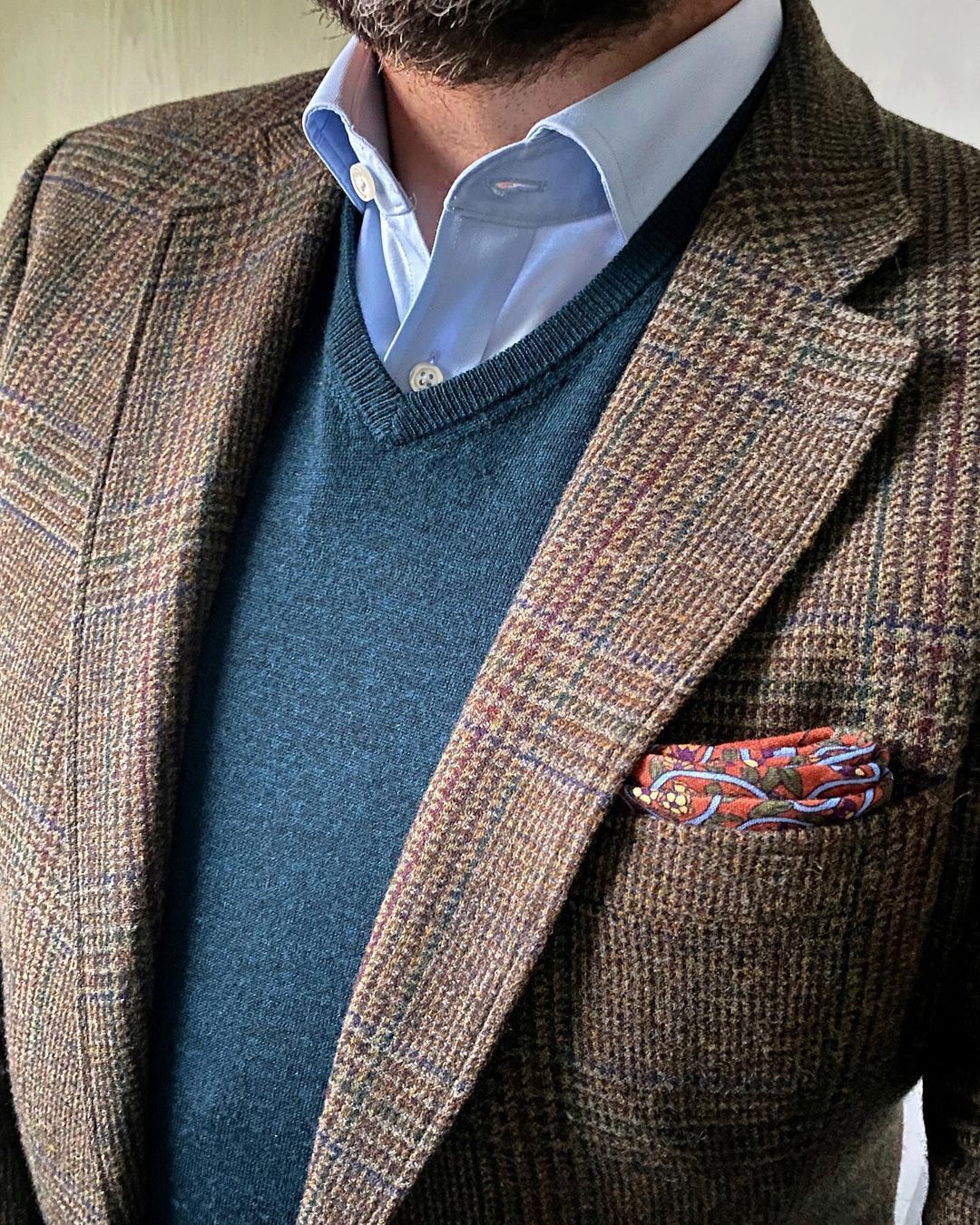 Tieless Thursday…
—
After two kind of busy days at work with meetings and workshops that lasted the whole day l‘m happy to be back…Today l went for a tieless look combining tweed, emerald green and my ginger corduroys. I really do like them a lot but...