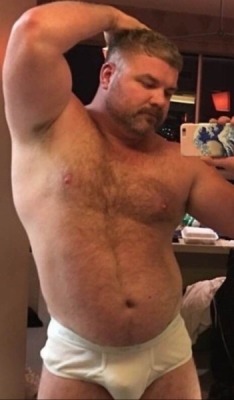 Porn photo louisianacub:daddy-big-bulge:Love his body