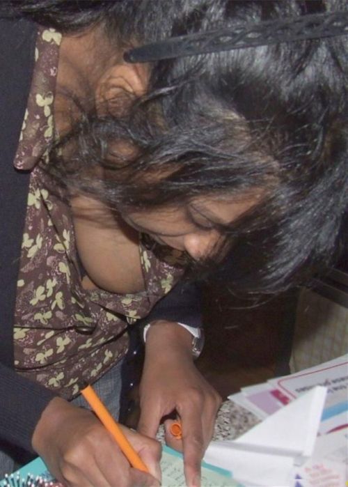 desinakedgirls:  desi downblouse