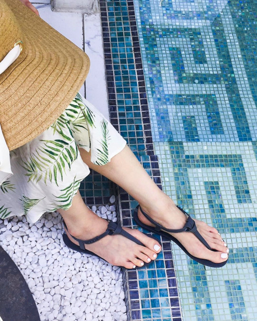 Jelly t-strap sandals by the pool are always a good idea.