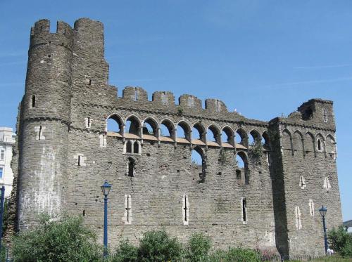 (via SWANSEA CASTLE, CYMRU (Wales). Found right in the city centre is a large section of castle rema