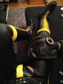 frenchiehard-lyon:  rubber, boots and gas