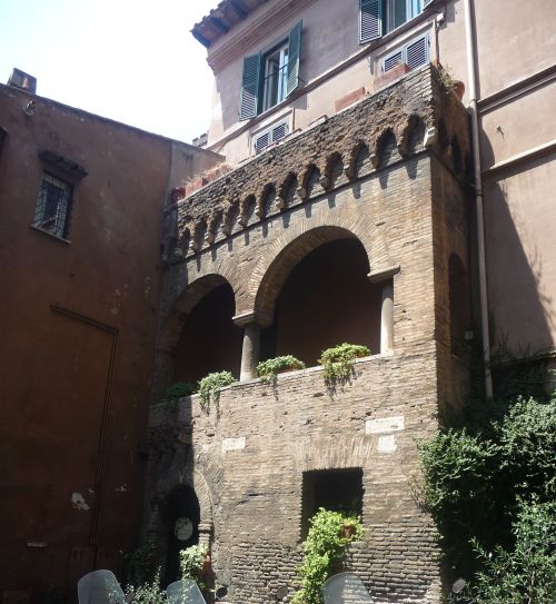 Oldest synagogue in Rome (Vicolo dell’atleta, Trastevere)The synagogue was founded in 11th cen