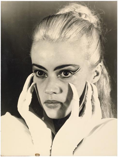 24hoursinthelifeofawoman:  Jeanne Moreau, “La Machine infernale” (J. Cocteau)
