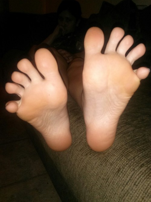 its-all-about-the-toes: leiasfeet:Enjoy :)Leia It’s all about the TOES. Alexa doesn’t want