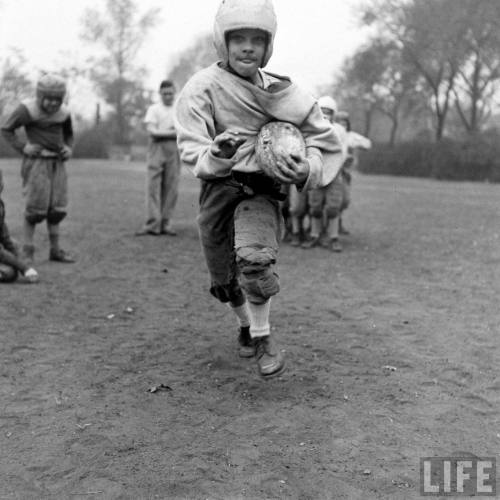 Football(Wallace Kirkland. 1947)