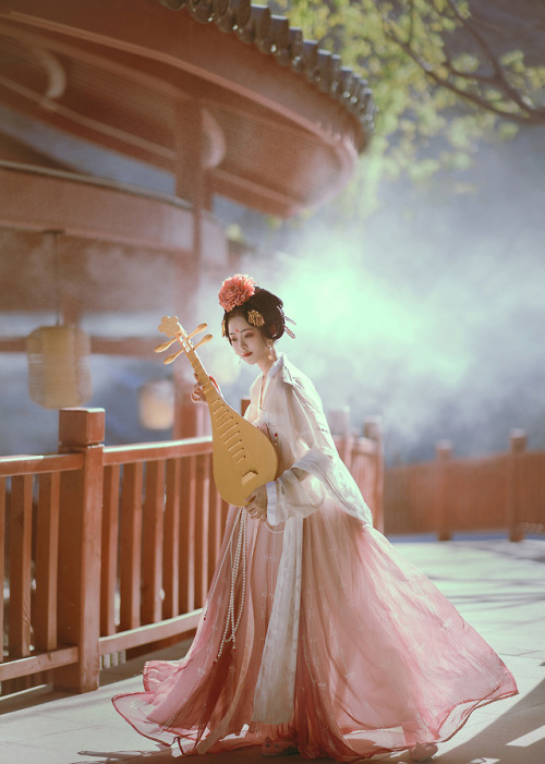 dressesofchina: Tang dynasty-styled ruqun from 幽窗小记- ’s