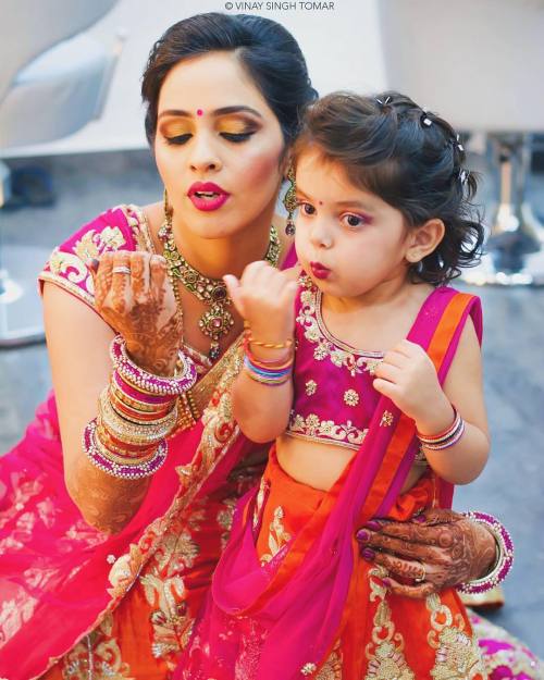 #Regram @aanalsavaliya The mother daughter duo Their clothes to pout to habits all same Happy girls 