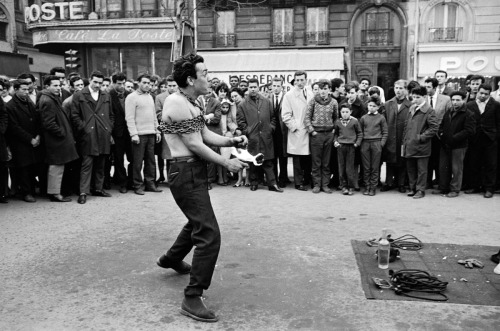 funjoke - Alfred Eisenstaedt - Artiste de rue devant une foule,...