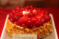 delectabledelight:  strawberry cake (by drkigawa)