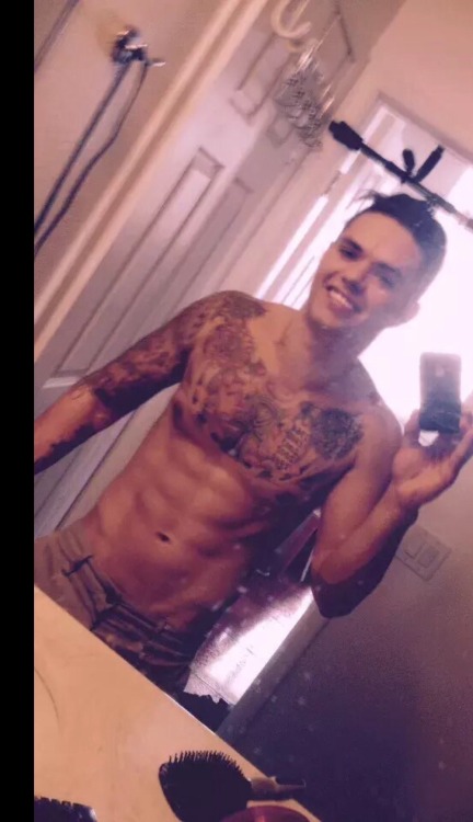 fotosgaysincensura:  Heterito engañado  Aquí les dejo este machito con buen cuerpo y una esquicita verga cabezona para pasarle la lengua mmmm   Rebloguea para más 