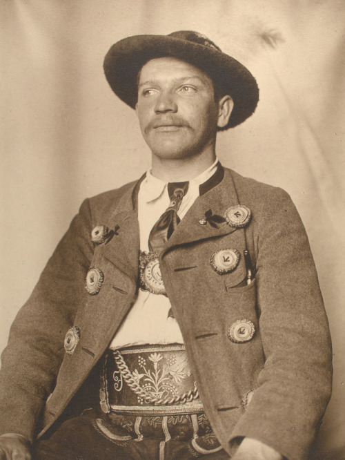 EllisIsland Immigrants: Bavarian Manca. 1905Photographer: Augustus F. Sherman (American; 1865–1925)I