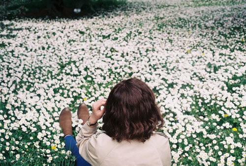bonjour-ka:  ROZA #analogue #canon #50mm #girl #filmisnotdead #filmphotography #art by rrrroza on Flickr.
