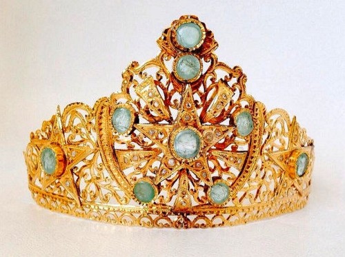 carolathhabsburg:Superb moroccan gold tiara with ten cabochon emeralds Late 1890s- early 1900s.