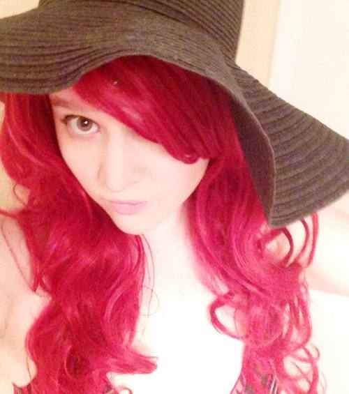 foxy-cosplay:  Sunhat Selfies. <3Expect to see the photos from the actual lake shoot in a day or so. ;)