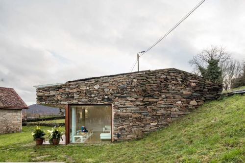 A’BODEGAArchitect : Cubus Taller d’ArquitecturaPhotographer :Adrià Goula Sardà Location: Doade, Ri