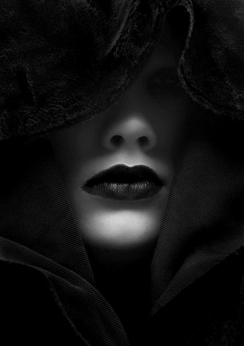 mascarasycaras:  Uhhh, quiero besar esos labios y morderlos. ¿como no besarlos? 