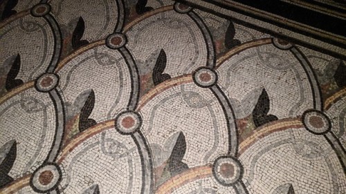 Does anyone else think this floor mosaic I just walked over in St.Paul’s Cathedral looks like 