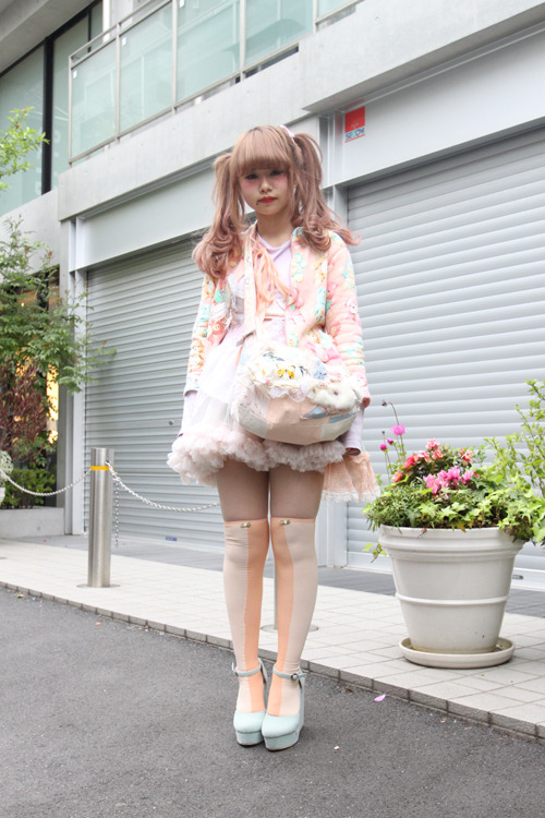 abi-kawaii:  This outfit is beautiful! And that bag, with all the textures and added