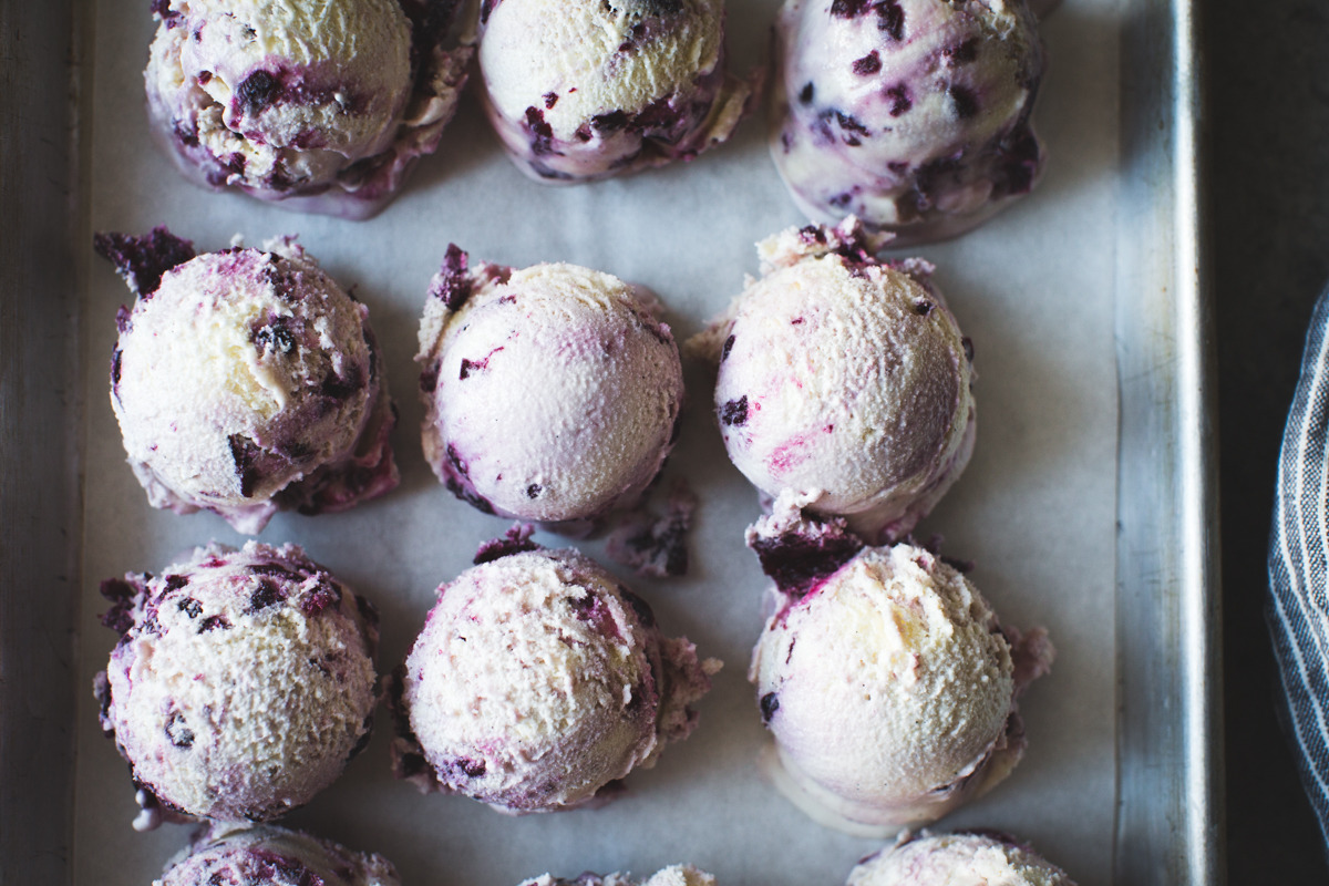 sweetoothgirl:    roasted cherry ice cream sandwiches with salted double chocolate