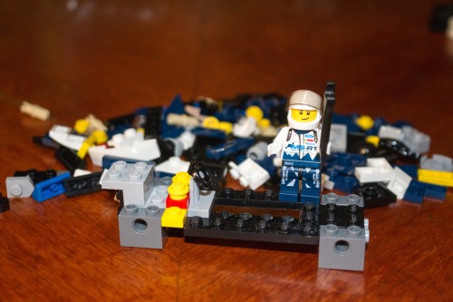 en esta cuarentena me puse a armar este Lego, es un Ford Fiesta WRC del equipo de Rally M-SportFue u