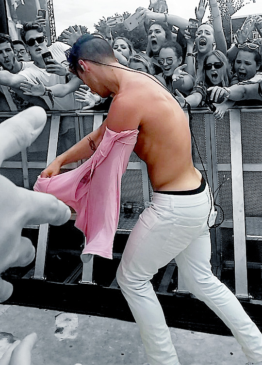 deuvaodechinita on Tumblr: Joe Jonass, everybody. ©