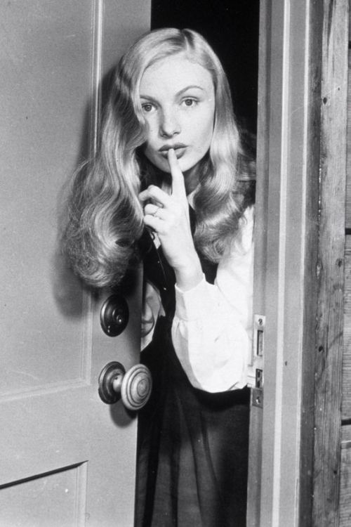 Veronica Lake. Read facts you never knew about her here: https://www.classichollywoodcentral.com/fac