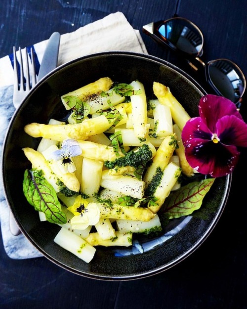👩🏻‍🍳Asparagus with ramson sauce topping🌱Back home, we’ve always loved asparagus season and we ate asparagus as often as possible. ☺️Even today, when I visit my folks at home during asparagus season I very often look forward to eating asparagus for...