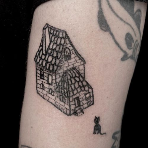 Une maison, un chat et deux AMOЯE #carolinevitelli #cattattoo #newfauves #tinytattoo (à Switzerland)