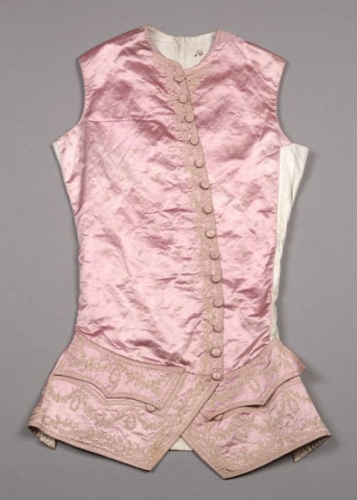thegentlemanscloset:One thing is certain–men in the 18th century certainly weren’t afraid of pink, n