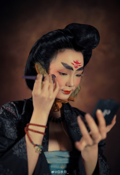 fouryearsofshades:hanfugallery:Tang Dynasty makeup by 白秋月_ The furry thing on her ears are called  耳