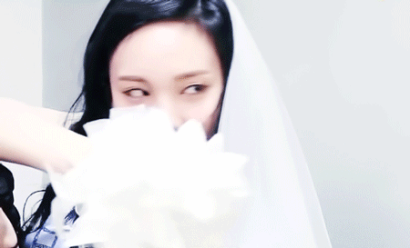nayeon being a cutie and playing with the wedding flowers (✿◠◡◠)