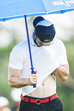 ohmyheavans:   vikander:  Chris Evans in action on the first day of the Mission Hills Celebrity Pro-Am, on the southern Chinese island of Hainan, on October 25, 2014.   Oh lawd. That tummy peek is delicious. 