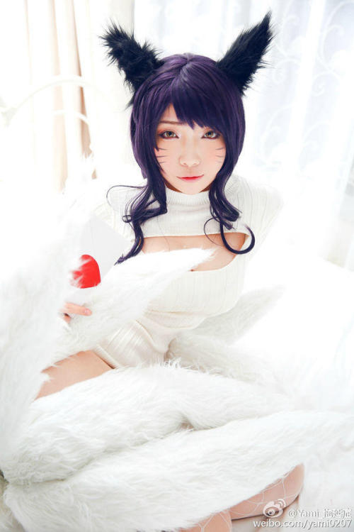 league-of-legends-sexy-girls:  Ahri Cosplay