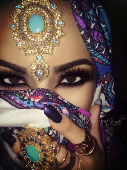 weezly:  penis-hilton:desertwinds:  I’m always a different person in each pic.   THESE ARABIC GODDESS TEAS GIVE ME SO MUCH LIFE THESE KINDA MAKEUP LOOKS ARE LITERALLY MY FAVORITES IN THE WORLD I NEED A MOMENT TO TAKE THIS ALL IN  You’re too beautiful,