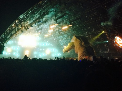 moainstill:  Fatboy Slim spinning with an astronaut!
